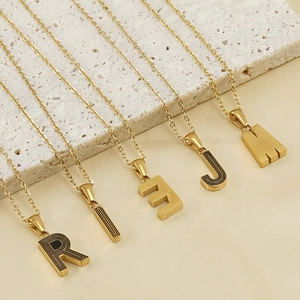 Collier en acier inoxydable plaqué or 18 carats avec pendentifs de lettres gravées