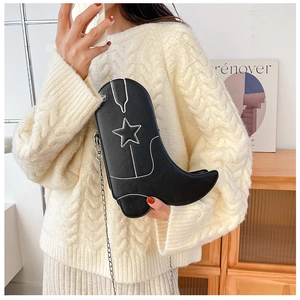 Vue détaillée d'un sac à bandoulière créatif en PU noir en forme de botte avec broderie étoile.