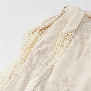 Haut beige chic pour femme avec broderies de feuilles et détails d'épaules à franges tissées