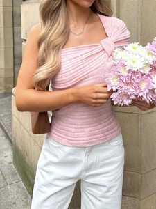 Haut en maille rose élégant à une épaule pour femme avec une texture tricotée moderne