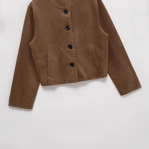 Veste courte marron foncé en daim pour femme avec col rond et détails de coutures à la main