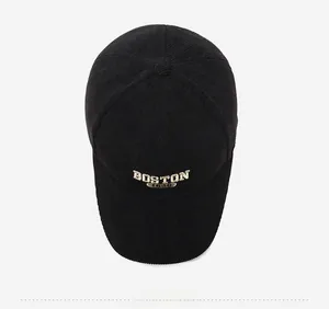 Vue de dessus d'une casquette de baseball en velours côtelé noir brodée Boston