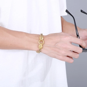 Gros plan d'un collier chaîne à tête de serpent en acier titane doré sur un modèle