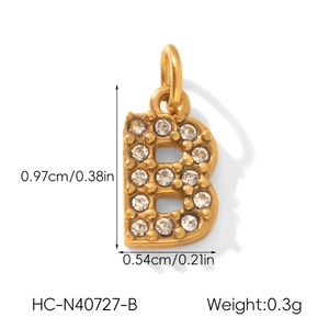 Vue détaillée pendentif lettre B doré avec strass dimensions 0,97cm et poids de 0,3g