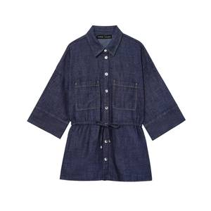 Completo camicia di jeans blu scuro con coulisse in vita e tasche su sfondo bianco