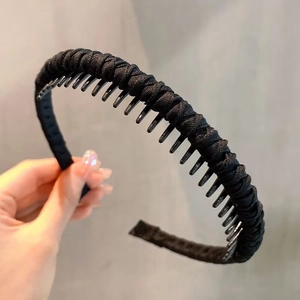 Detail of black woven headband featuring non-slip inner teeth for secure grip