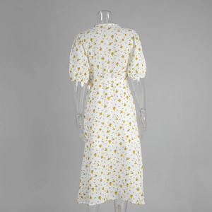 Vue détaillée du dos d'une robe en coton fleurie avec lien à la taille et manches bouffantes