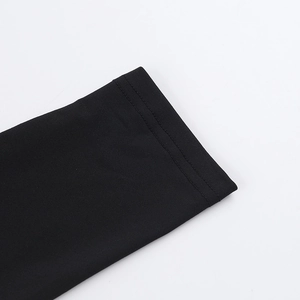 Vue détaillée de la texture de maille fine et de la couture fendue de la robe noire