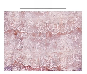 Détail macro du tissu en dentelle rose avec broderie florale 3D de haute qualité