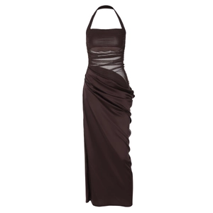 Détail d'une robe maxi dos nu marron foncé avec empiècements en résille et satin