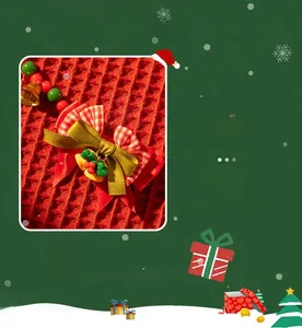 Nahaufnahme der Haustier-Weihnachtskette mit rot karierter Schleife und goldener Glocke