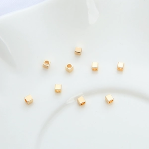 Perles d'espacement carrées en or 14K poli pour bijoux DIY sur plateau blanc