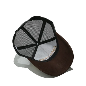 Détail de la doublure intérieure et de la broderie d'aigle sur la casquette trucker