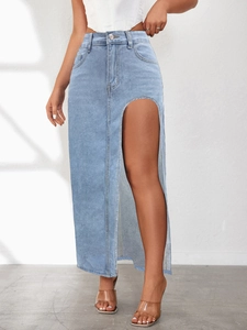 Dettaglio della gonna midi in denim celeste con un elegante spacco laterale alto