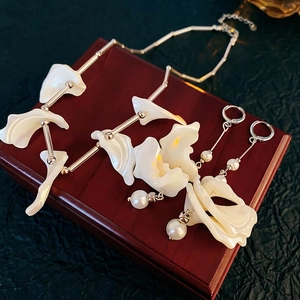 Collana Di Petali In Madreperla Irregolare E Orecchini Pendenti Lega Perla Artificiale Elegante Stile Francese