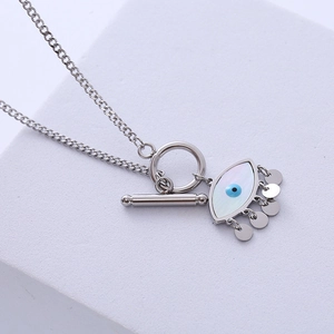 Silberne Evil Eye Halskette mit blauem Auge und Perlmutt-Anhänger auf Stein