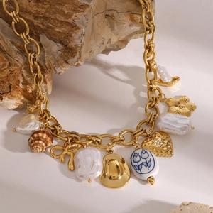 Collier chaîne dorée élégant avec perles baroques, breloques cœur et pendentif tulipe