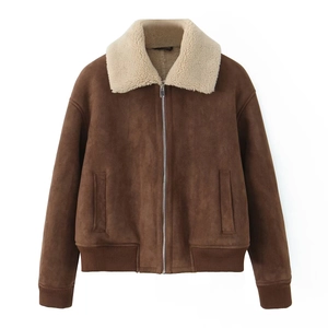Blouson aviateur en daim marron avec col en peau de mouton crème et bords-côtes
