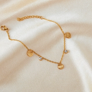 Elegantes goldenes Kettenarmband mit Muschelanhängern und funkelnden Zirkonia-Steinen