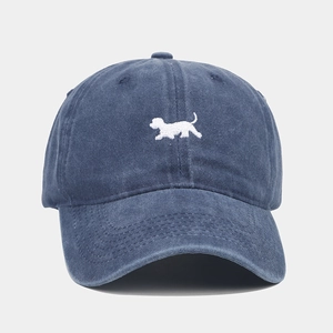 Détail de la broderie de chien blanc sur la casquette de baseball en coton bleu marine délavé