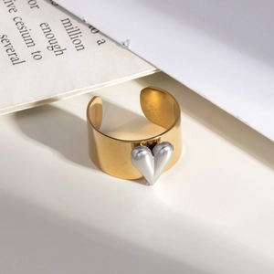 Anello largo dorato regolabile con dettaglio a cuore d'argento su fondo bianco