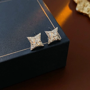 Gros plan détaillé de boucles d'oreilles étoile en argent avec zircone sur un écrin à bijoux
