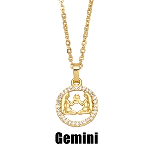 Détail du collier signe Gémeaux doré avec pendentif serti de diamants en oxyde de zirconium