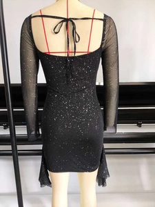 Détail du dos nu avec laçage sur une mini-robe noire scintillante à manches longues