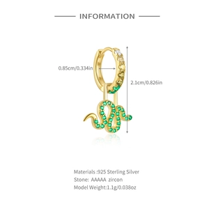 Detail der goldenen 925er Silberohrringe mit Schlangenanhänger und grünen Zirkonia