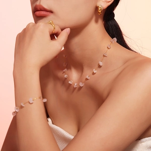 Parure de bijoux dorés avec pierres roses irrégulières et trèfles pour femmes