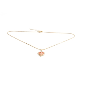 Détail du collier doré avec pendentif cœur en émail rouge et motif œil en cristaux