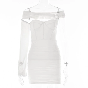 Abito aderente bianco sexy con spalla scoperta e dettagli in mesh con arricciature
