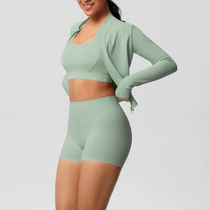 Vue détaillée de l'ensemble de yoga 3 pièces vert sauge avec brassière, short et veste