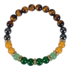 Bracelet élastique en perles d'œil de tigre et cristal vert sur fond blanc neutre