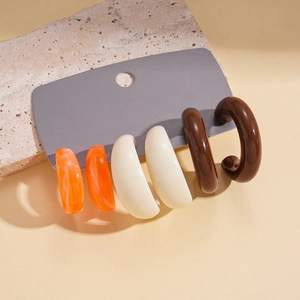 Dreiteiliges Set aus geometrischen C-förmigen Acryl-Ohrringen in Orange, Creme und Braun