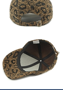 Dettaglio cappello leopardato che mostra la fibbia in metallo e il materiale in poliestere