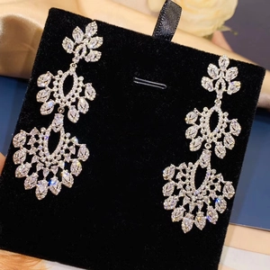 Boucles d'oreilles pendantes fleurs ajourées en zircon scintillant au design luxe vintage