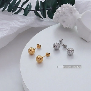 Boucles d'oreilles boules dorées et argentées style français texture froissée d'étain