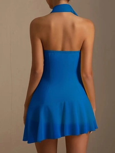 Vue arrière détaillée d'une robe dos nu bleu roi ajustée avec des volants au bas