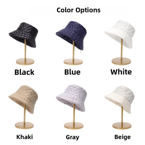Gorros de pescador acolchados en negro, azul, blanco, caqui, gris y beige en soportes