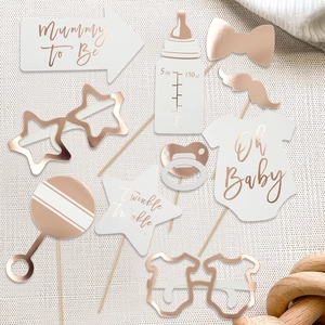 Accessoires photo de baby shower en or rose et blanc sur fond de tissu blanc