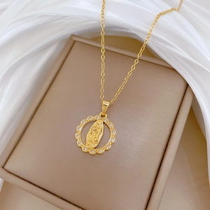 Collier luxueux en acier titane doré avec pendentif portrait serti de zircons brillants