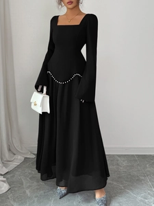 Robe de soirée élégante noire à manches longues avec col carré et chaîne de perles à la taille