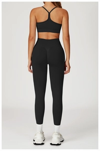 Détail de l'ensemble de yoga noir sans couture avec soutien-gorge Y et legging gainant
