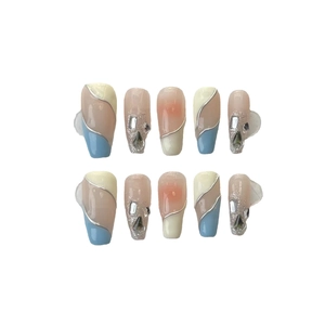 Faux ongles faits main bleu pastel et beige avec accents pailletés et strass brillants