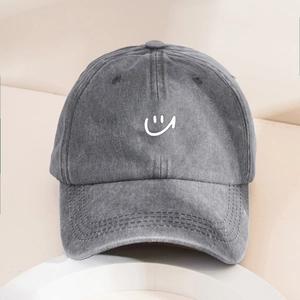 Graue Baseballkappe aus gewaschener Baumwolle mit weißem Smiley und gebogenem Schirm