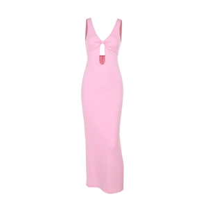 Robe longue rose sans manches, coupe ajustée, col en V avec détail découpé noué