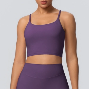 Détail de la brassière de yoga violet foncé avec col carré pour le fitness