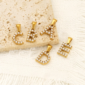 Pendentif Lettre Initiale Alphabet Acier Inoxydable Plaqué Or 18K Künstliche Perle D'imitation Incrustée Charme Élégant Pour Femmes