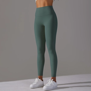 Détail de legging de yoga taille haute vert sauge avec contrôle du ventre et design sans couture